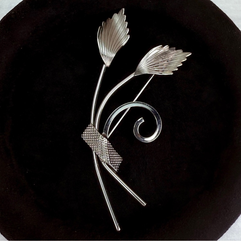 Vintage aged, Silvertone, unique brooch pin